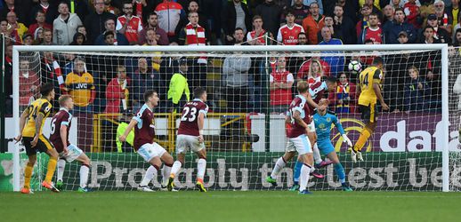 Arsenal komt na discutabele goal heel goed weg in Burnley