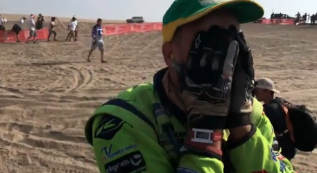 Edwin Straver in tranen na het winnen van het kistklassement in de Dakar Rally (video)