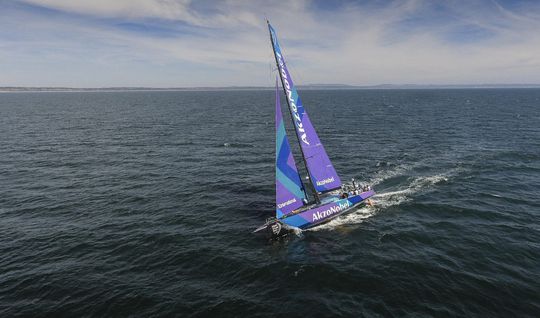 Volvo Ocean Race schiet niets op vanwege windstilte: 'Het is heel heet en trekt energie weg'
