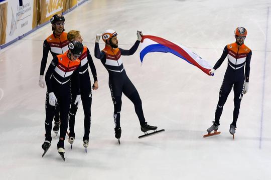 Shorttrackers pakken goud op aflossing, zilver voor vrouwen op relay na val Schulting