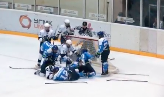 Russische ijshockeysters keihard op de vuist: 'Moves van Khabib geleerd' (video)
