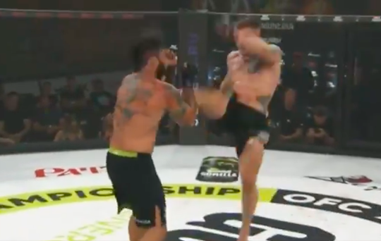 🎥 | Aleksandr Maslov landt springtrap VOL in het gezicht van Vinicius Moreira