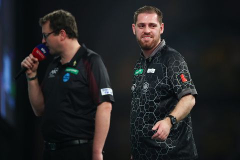 Live WK darts | Ricky Evans gooit Nathan Aspinall uit toernooi, Van Peer naar 3e ronde