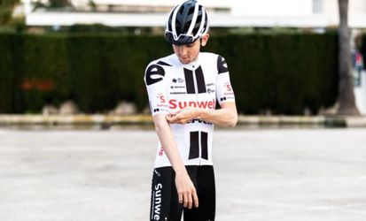 Team Sunweb fietst na 1,5 jaar 'rood' weer in zwart-witte pakken