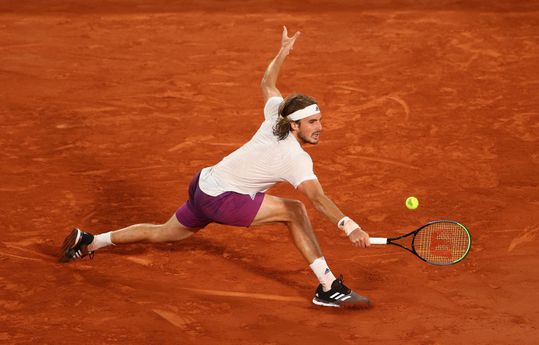 🎥 | Tsitsipas slaat nummer 2 van de wereld naar huis op Roland Garros en gaat naar halve finales