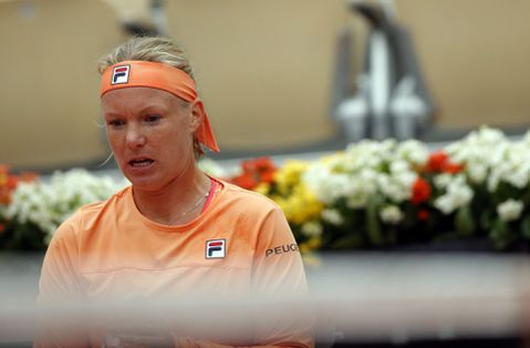 Bertens bij rentree op tennisbaan compleet ondersteboven gespeeld