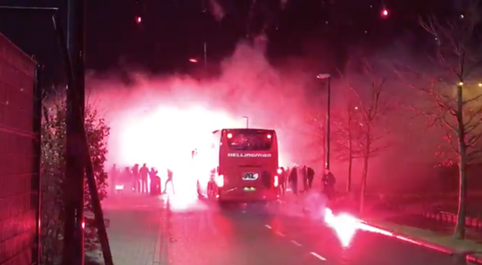 🎥 | No pyro, no party in Alkmaar: AZ-fans ontvangen selectie met vuurwerk en fakkels