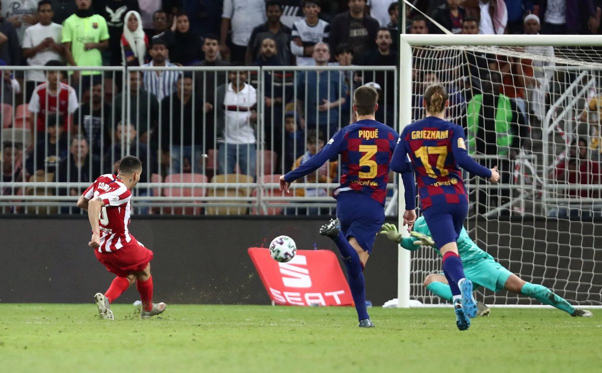 Altético buigt kort voor tijd achterstand om tegen Barça en is Super Cup-finalist