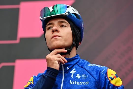 Remco Evenepoel soleert naar dagzege in Denemarken en grijpt leiderstrui