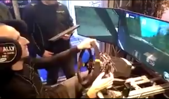 Kubica steelt de show: racet met 1 hand op spelcomputer (video)