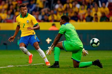 Ajacied David Neres scoort zeer fraai zijn eerste goal voor Brazilië (video)