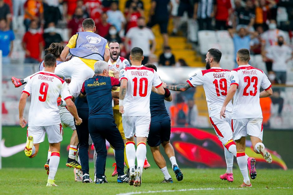 Gouden pik Louis van Gaal in actie: Montenegro in 98e minuut naar gelijkspel tegen Turkije