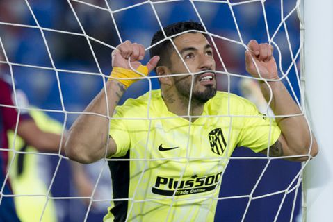 Suárez snauwt richting Koeman: 'Door hem word ik niet gemist'