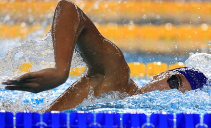 🎥 | Tunesische zwemmer Ahmed Hafnaoui wint 400 vrij en gaat helemaal loco!