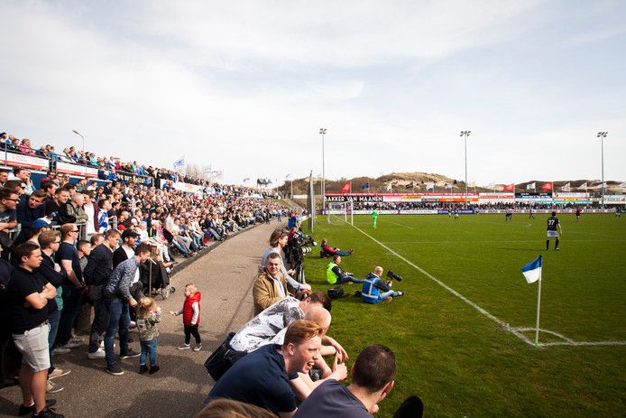 Verplicht met de bus naar derby in eigen dorp: fans van Quick Boys hebben geen keus