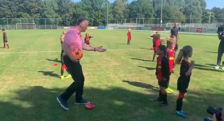 Dag na 6-1 werkt Louis van Gaal met kleintjes bij De Meer: 'Kijk me aan als ik tegen je praat'