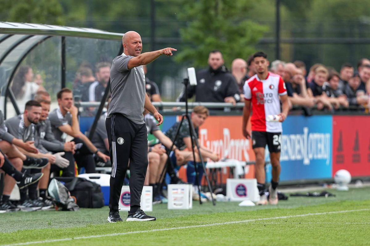 Feyenoord-trainer Slot wil een centrale verdediger en een aanvaller