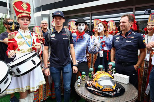 Clowns en een gesigneerd PSV-shirt voor jarige Verstappen