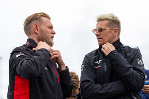 4 coureurs starten vanuit de pitstraat bij de GP van de Verenigde Staten