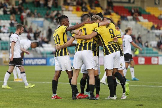 Vitesse knoeit en prutst tegen Dundalk FC, maar bereikt wel play-offs Conference League