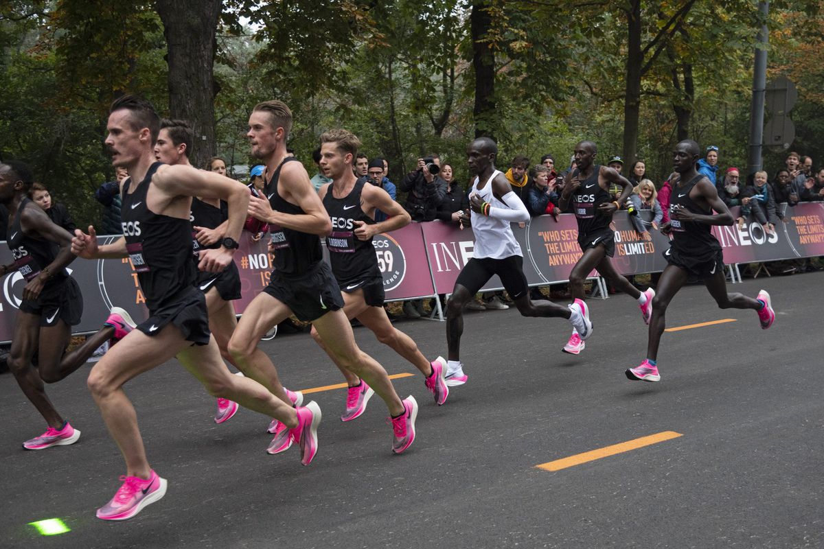 Onmenselijke Kipchoge loopt marathon ONDER magische 2-uursgrens en pakt onofficieel record