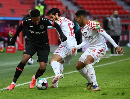 🎥 | Bosz' Leverkusen geeft het in de slotfase HE-LE-MAAL weg 🤯