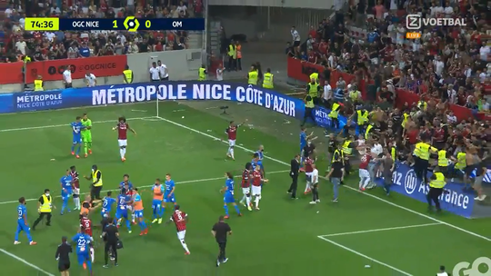 🎥 | Fans van Nice bestormen het veld en willen spelers van Marseille aanvallen