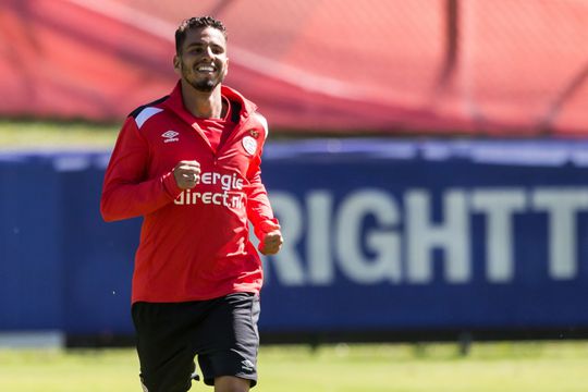 PSV plakt hoofdprijs op basisspelers, Cocu onverwachts tevreden met Maher