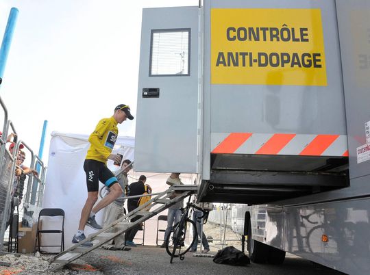Oud-arts van wielerploeg Sky riskeert flinke schorsing na overtreden dope-regels