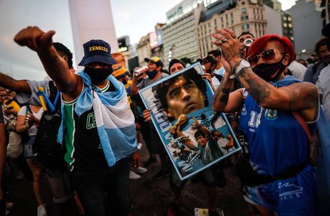 Demonstrerende Argentijnen willen duidelijkheid over Maradona: ‘Hij is niet overleden, hij is vermoord’