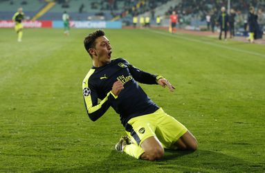 Özil bekroont geweldige comeback Arsenal met schitterende goal (video)