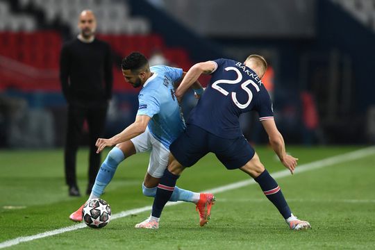 Mitchel Bakker na lastige start volop geprezen: 'Hij eet Riyad Mahrez op, of droom ik?'