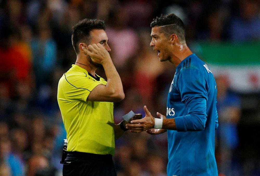 Ronaldo 5 wedstrijden geschorst voor duwen scheids