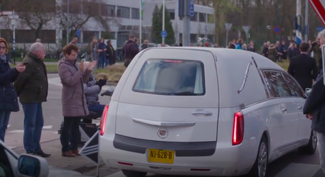 🌹 | Prachtig! Honderden mensen langs afscheidsroute bij erehaag voor Bibian Mentel