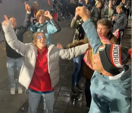🎥 | Heerlijk! Vriendin Santiago Gimenez feest minutenlang met fans na heldenrol Mexicaan