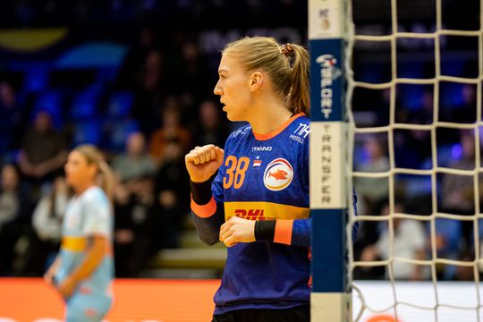 Nederlandse handbalvrouwen in kwartfinale na veegpartij tegen Oekraïne