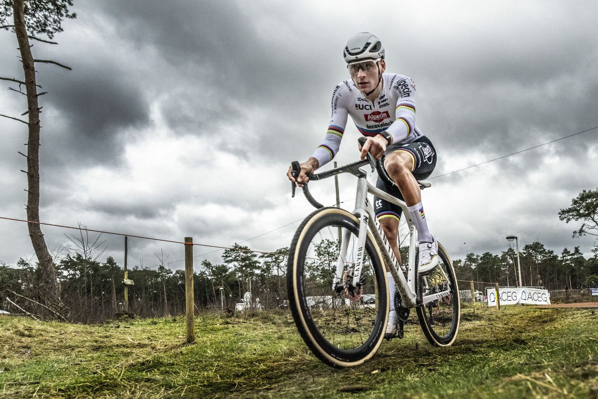 Zilvermeercross ontsnapte aan drama bij gevecht tussen Mathieu van der Poel en Wout van Aert