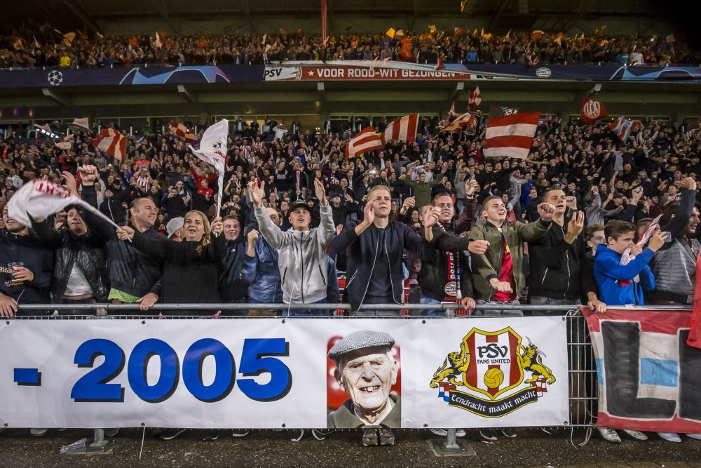 PSV-fans willen staande ovatie voor fan die overleed op weg naar duel met Barcelona