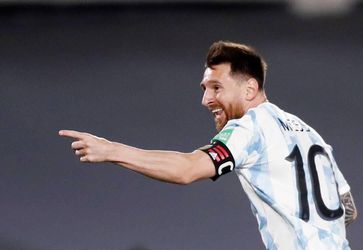 🎥 | Lionel Messi wijst Argentinië met gekke 'recordgoal' de weg tegen Uruguay