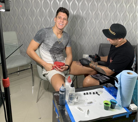 Argentijnse doelman zet tattoo van zijn trainer op z'n bovenbeen (foto)