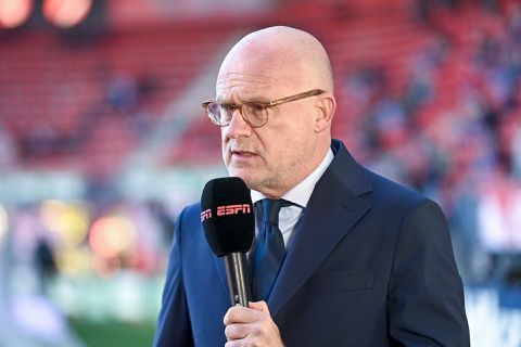 NEC-directeur Wilco van Schaik over situatie Bas Dost: 'Hij ging rechtop zitten toen hij zijn vader zag'