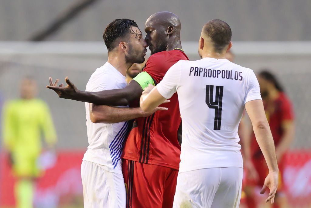 📸 | Lukaku en Griekse verdediger met koppen tegen elkaar