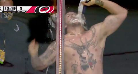 🎥 | Knettergekke NFL-speler doet legendarisch atje bij ijshockeywedstrijd