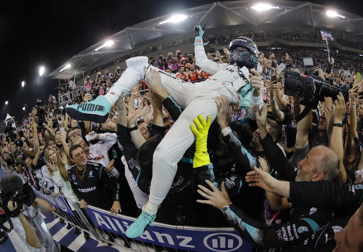 Rosberg emotioneel na WK-winst: 'Blij dat het voorbij is' (video's)