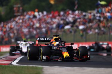 WK-stand: Hamilton klimt door knotsgekke GP in Hongarije over Verstappen heen