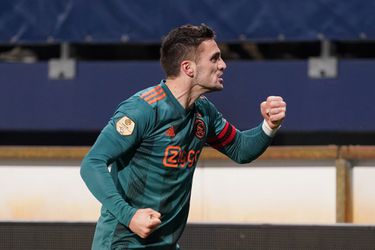 Ajax rommelt en ruziet zich naar 3 punten in Heerenveen
