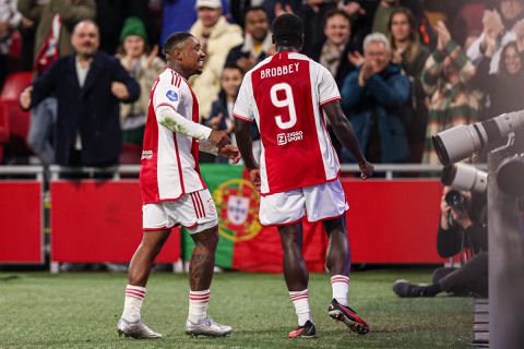 Ajacieden opgelucht: 'Blessures Brian Brobbey en Steven Bergwijn vallen mee'