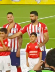 LOL! Diego Costa haalt 'schouder-grap' uit met jonge mascotte (video)