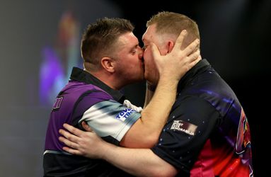 🎥 | Daryl Gurney wint van Ricky Evans en kust 'm daarna vól op de mond