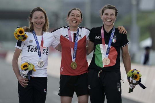 Anna Kiesenhofer prijst sportieve Annemiek van Vleuten: 'Een echte, vriendelijke prof'